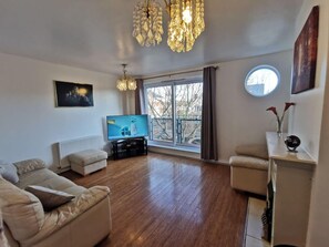 Ferienhaus | Wohnzimmer | 30-Zoll-Fernseher mit Digitalempfang, Kamin