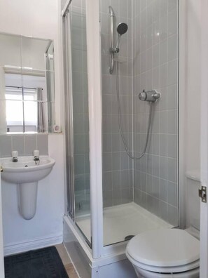 House | 4 bedrooms, iron/ironing board, free WiFi, bed sheets