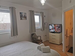 Living area - Mannys Apartment - Diamond Lodge (London)