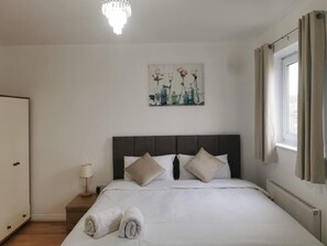 4 bedrooms, iron/ironing board, free WiFi, bed sheets - Mannys Apartment - Diamond Lodge (London)