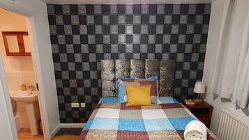 House | 4 bedrooms, iron/ironing board, free WiFi, bed sheets