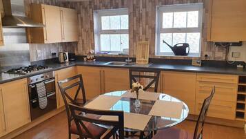 House | Private kitchen | Fridge, microwave, oven, stovetop