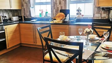 House | Private kitchen | Fridge, microwave, oven, stovetop