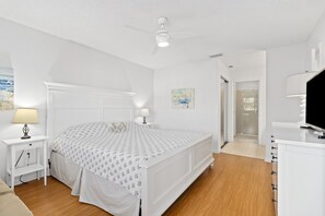 3 habitaciones, tabla de planchar con plancha y cuna de viaje 