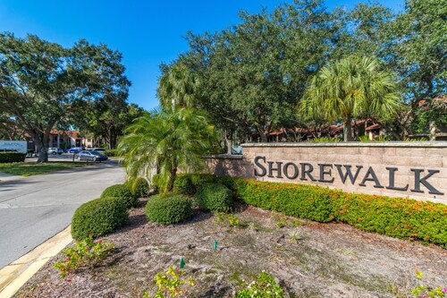Fantastic Shorewalk Vacation 2 bed/2 bath condo/Lake view/close to IMG, beaches