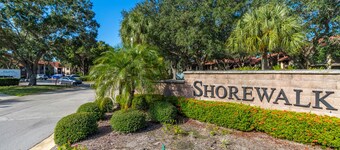 Fantastic Shorewalk Vacation 2 bed/2 bath condo/Lake view/close to IMG, beaches