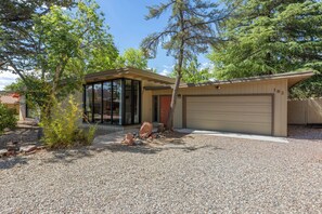 Exterior - Sedona Modern Mid-Century Walk to Hiking Trails, Natural Light, Dinner In The Yard! (Sedona)