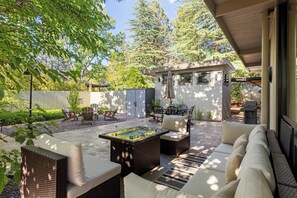 Outdoor dining - Sedona Modern Mid-Century Walk to Hiking Trails, Natural Light, Dinner In The Yard! (Sedona)