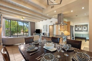 Dining - Sedona Modern Mid-Century Walk to Hiking Trails, Natural Light, Dinner In The Yard! (Sedona)