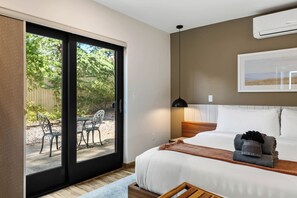 2 bedrooms, Internet, bed sheets, wheelchair access - Sedona Modern Mid-Century Walk to Hiking Trails, Natural Light, Dinner In The Yard! (Sedona)