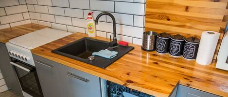 City Apartment | Private kitchen | Electric kettle, cookware/dishes/utensils