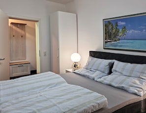 3 bedrooms, free WiFi, bed sheets, wheelchair access
