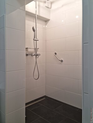Een douche, een haardroger, handdoeken, zeep