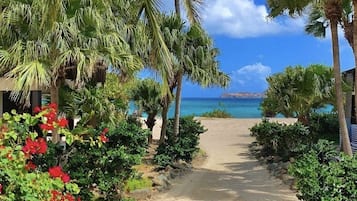 På stranden, solsenger og strandhåndklær