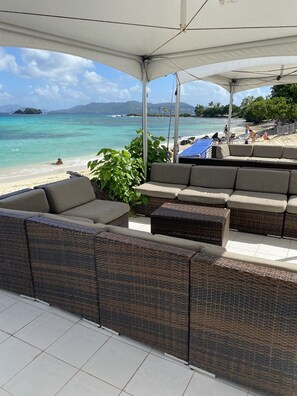 En la playa, camastros y toallas de playa 