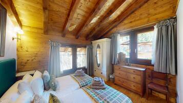 5 bedrooms, desk, iron/ironing board, travel cot
