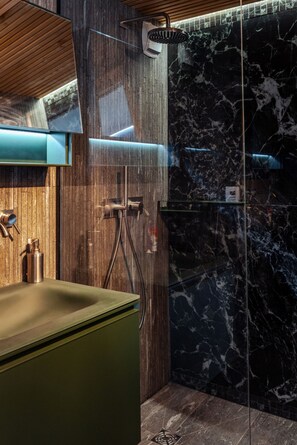 Baignoire, séchoir à cheveux, serviettes fournies, shampooing