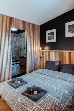 7 camere, una scrivania, ferro/asse da stiro, Wi-Fi gratuito