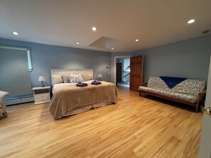 6 bedrooms, desk, iron/ironing board, travel cot