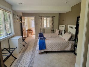 6 bedrooms, desk, iron/ironing board, travel crib