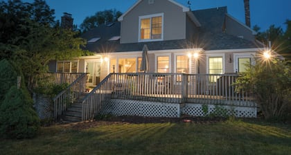 Strawberry Hill A Deluxe Retreat, Close to Village 1.5 mi to Acadia