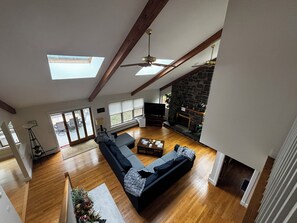 Smart TV, chimenea, videojuegos y reproductor de DVD 