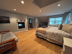 6 Schlafzimmer, Schreibtisch, Bügeleisen/Bügelbrett, Reisekinderbett