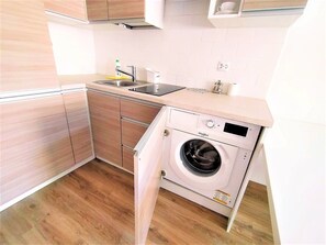 Kühlschrank, Geschirrspüler, Wasserkocher, Kochgeschirr/Geschirr/Besteck