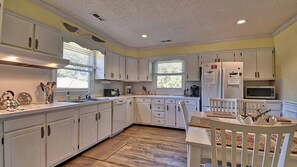 House, 5 Bedrooms | Private kitchen | Oven