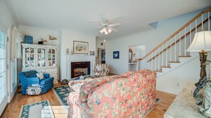 Living room - Carolina on my Mind by Peace Vacations (Georgetown)
