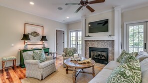House, 6 Bedrooms | Living room