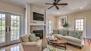 House, 6 Bedrooms | Living room