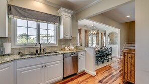 House, 6 Bedrooms | Private kitchen | Oven