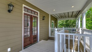 Balcony - Eliza Clare by Peace Vacations (Georgetown)