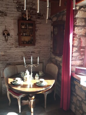Dining - The Famous Sorcerer's Pensieve (Bourogne)