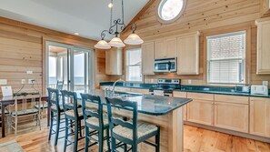 House, 6 Bedrooms | Private kitchen | Oven