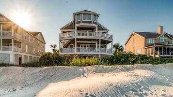 House, 6 Bedrooms | Exterior