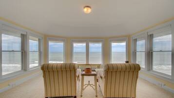 House, 6 Bedrooms | Living room