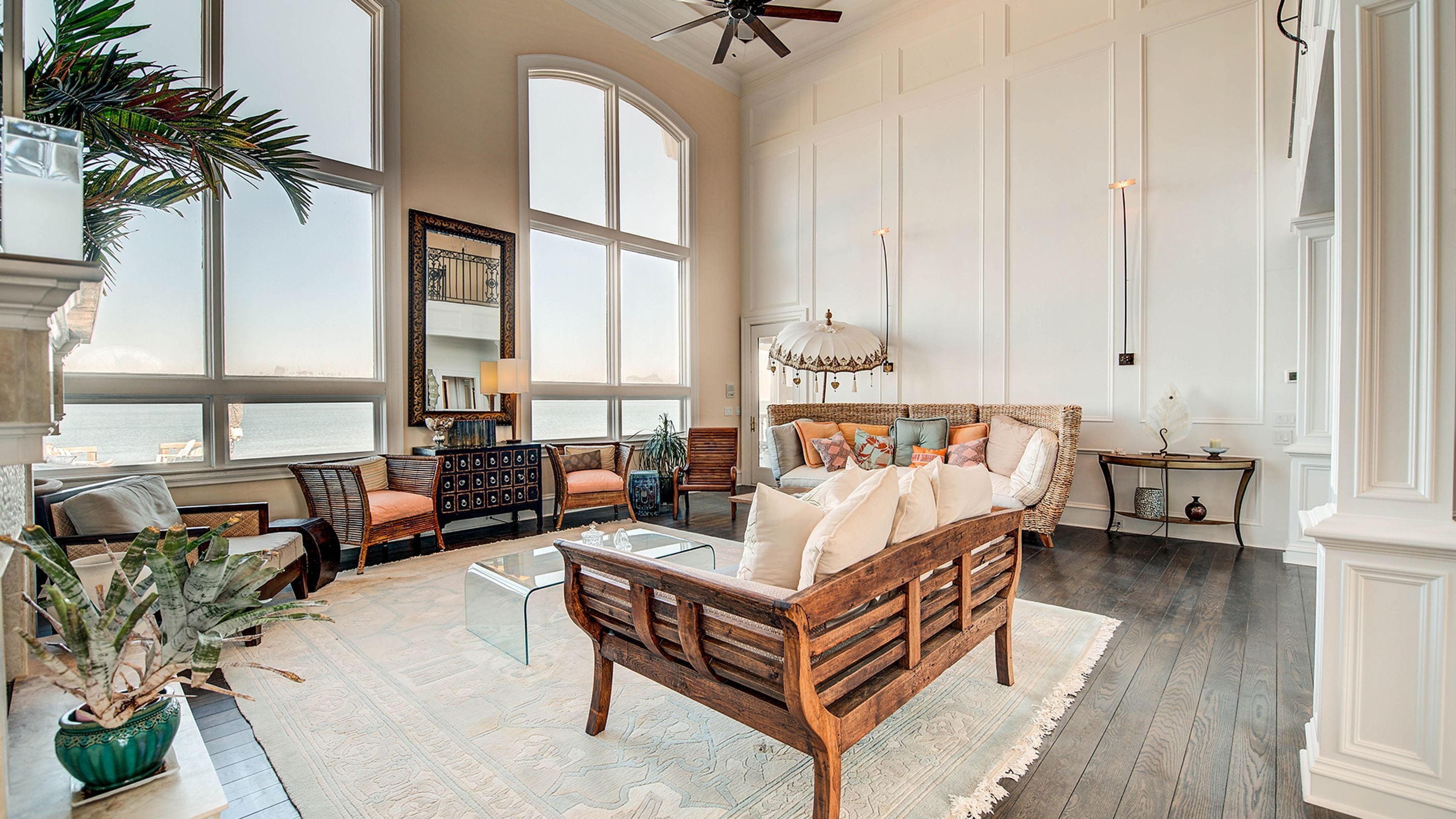 House, 6 Bedrooms | Ruang tamu | Pendiangan 