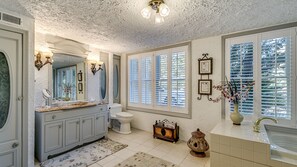 House, 6 Bedrooms | Bathroom | Towels