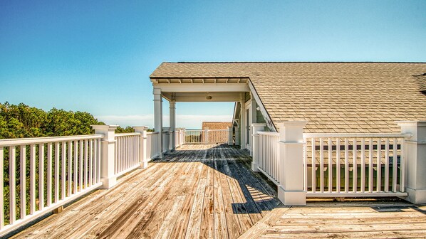 House, 5 Bedrooms | Balcony