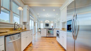 House, 5 Bedrooms | Private kitchen