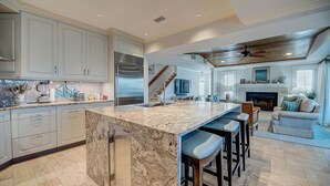 Private kitchen - Pioneer Place by Peace Vacations (Georgetown)