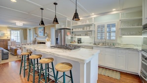 House, 6 Bedrooms | Private kitchen | Oven - Palmetto Cottage by Peace Vacations (Georgetown)