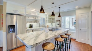 House, 6 Bedrooms | Private kitchen | Oven