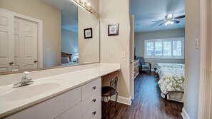 Condo, 3 habitaciones | Decoración personalizada y muebles diferentes 