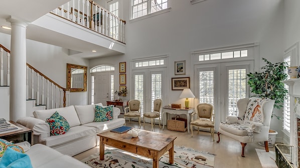 House, 5 Bedrooms | Living room - Porte Maillot by Peace Vacations (Georgetown)