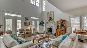 House, 5 Bedrooms | Living room - Porte Maillot by Peace Vacations (Georgetown)