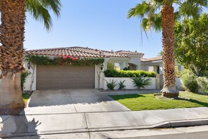 Property grounds - This 3 bedroom 3.5 bathroom pool home in Lake La Quinta (La Quinta)