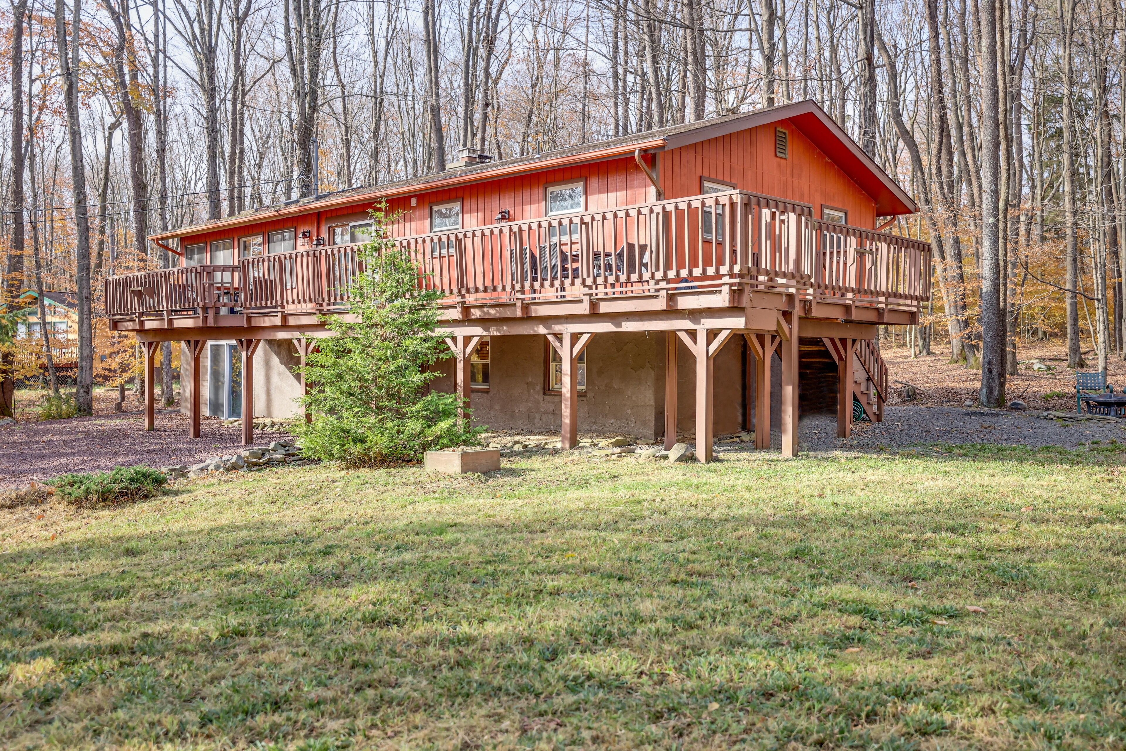 Family Cabin - Game Room / AC  / Pool / 2 Blocks from Big Bass Lake!